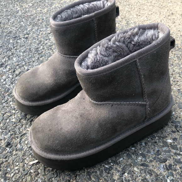 UGG Mini - Picture 1 of 5